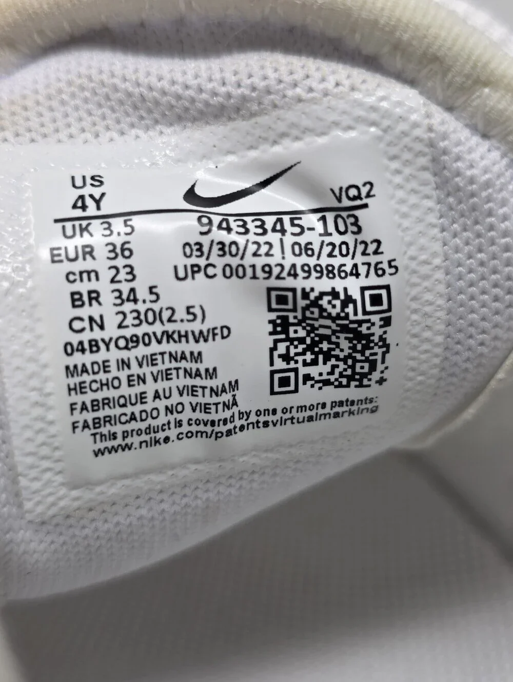 Nike Air Max 270 White  Metallic Silver 943345-103 Big Kids  Size 4Y Pre-owned
